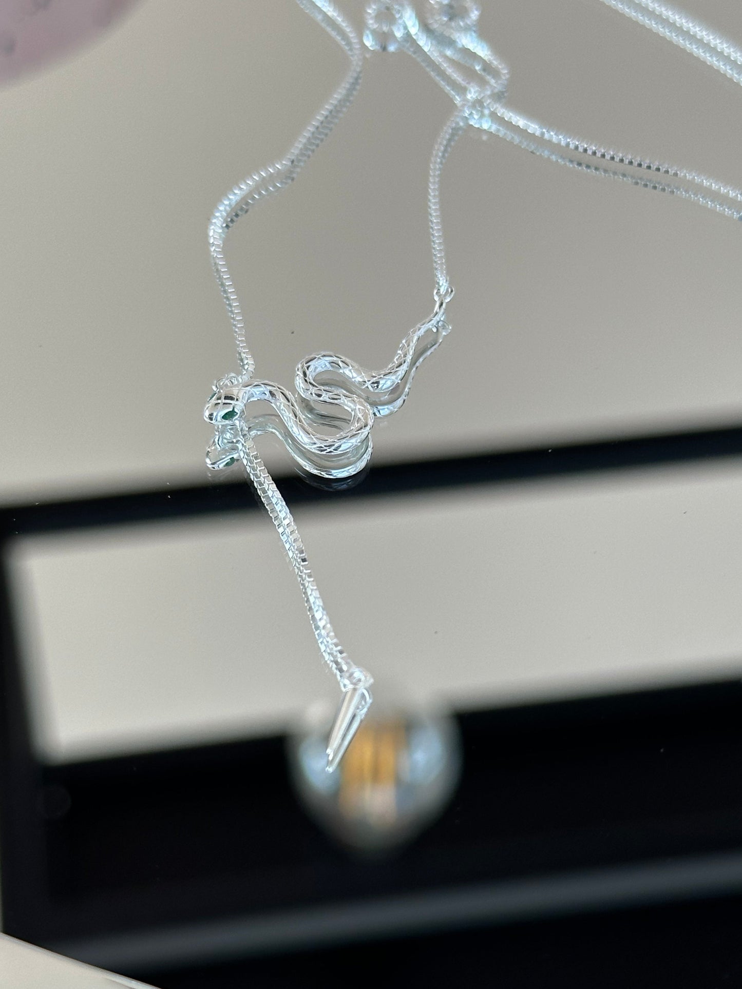 Schlichte 925er Silber Halskette mit Schlangenanhänger im modernen Y-Design – symbolisch, elegant und verstellbar