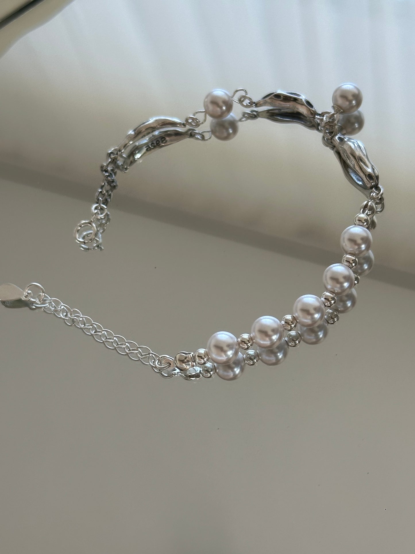 Elegantes 925er Silberarmband mit unregelmäßigen Struktur-Elementen und zarten weißen Perlen – moderner, femininer Stil