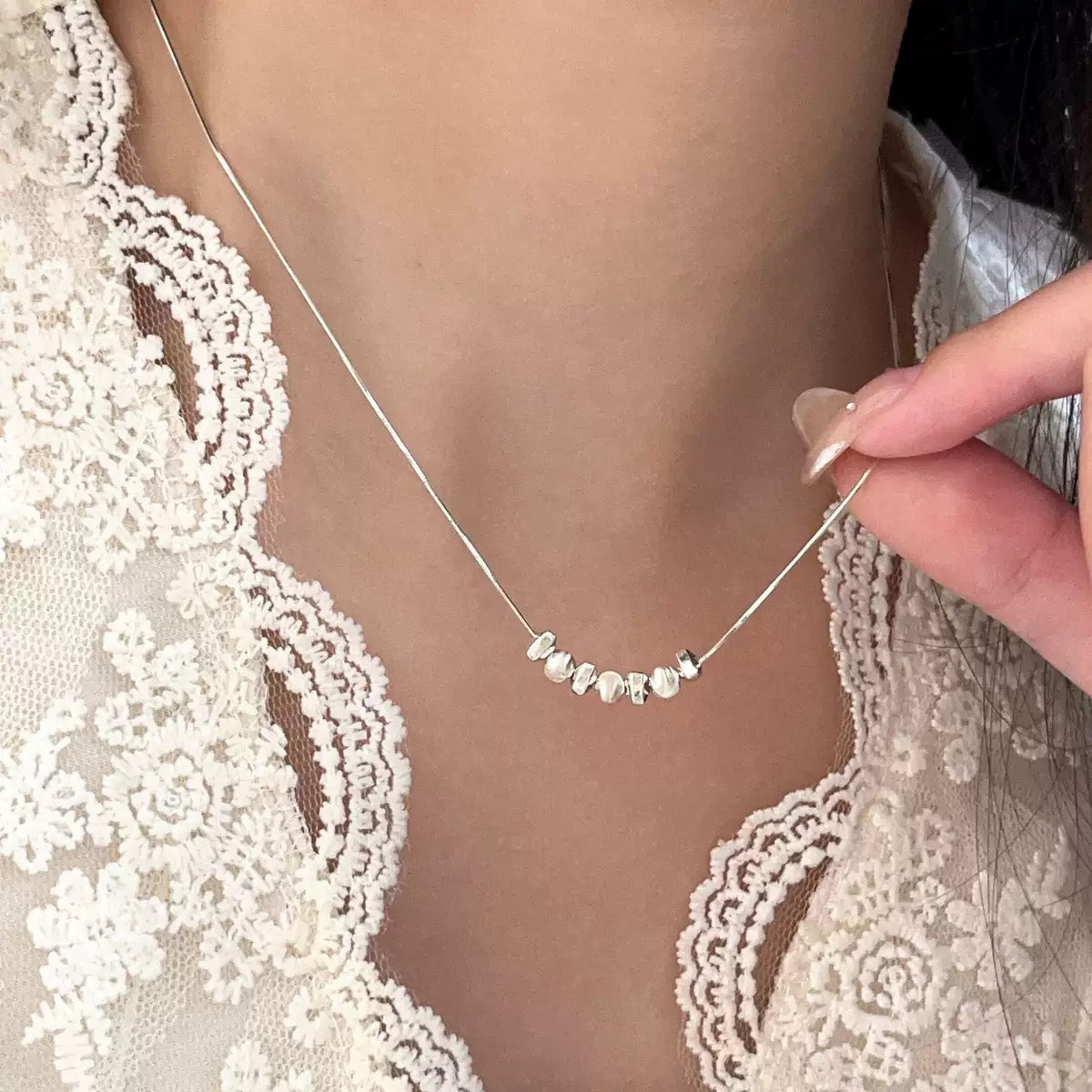 Zarte 925er Silberkette mit kleinen glänzenden Mini-Beads – minimalistisches Design für einen eleganten Alltagslook