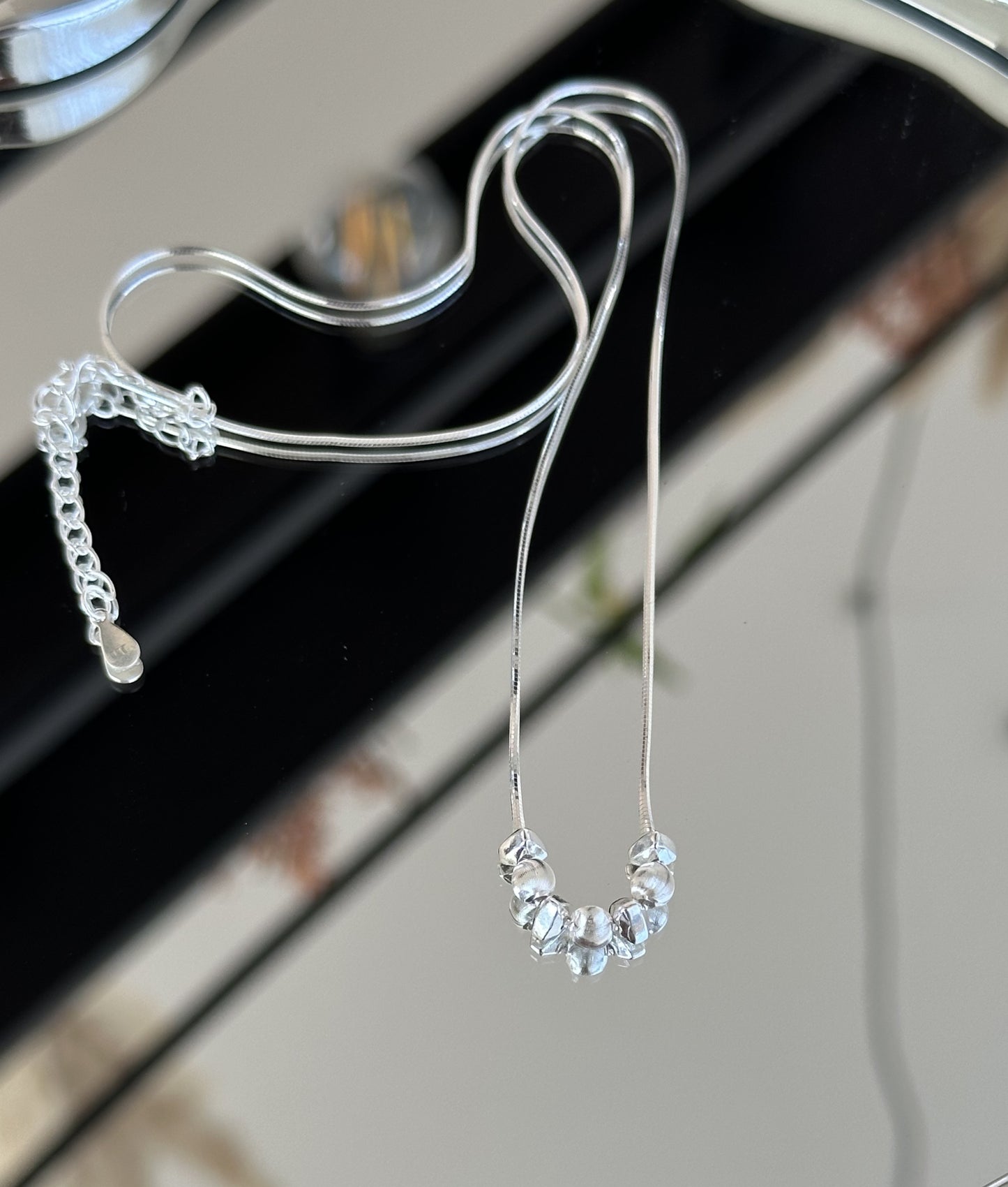 Zarte 925er Silberkette mit kleinen glänzenden Mini-Beads – minimalistisches Design für einen eleganten Alltagslook