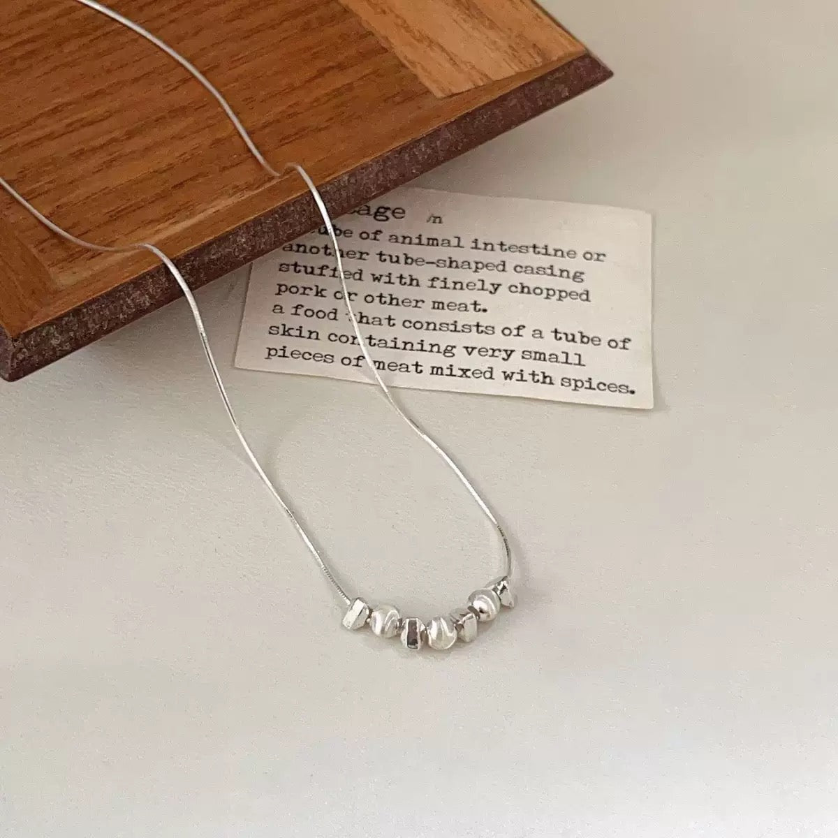Zarte 925er Silberkette mit kleinen glänzenden Mini-Beads – minimalistisches Design für einen eleganten Alltagslook