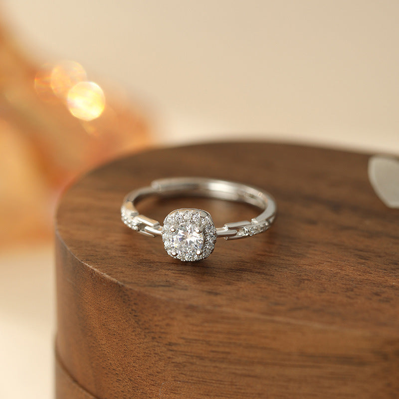 Eleganter 990 Feinsilberring mit funkelndem Zirkonia und modernem Kettendesign – stilvoller Eyecatcher für jeden Anlass