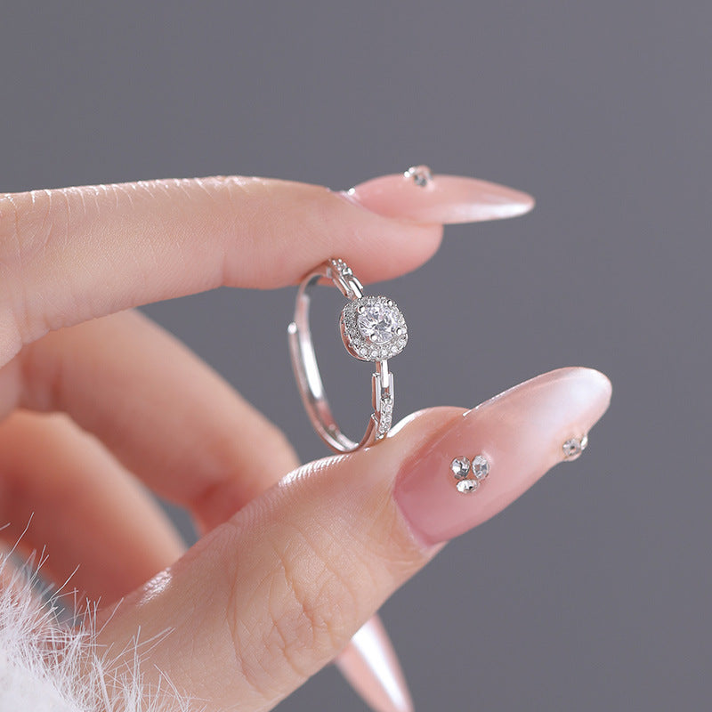 Eleganter 990 Feinsilberring mit funkelndem Zirkonia und modernem Kettendesign – stilvoller Eyecatcher für jeden Anlass