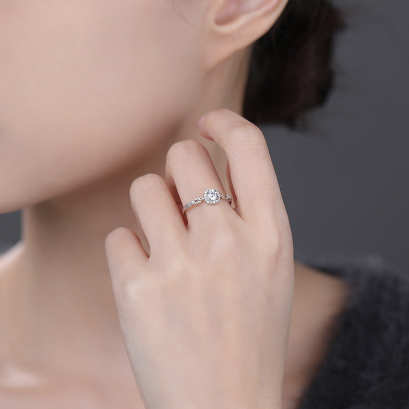 Eleganter 990 Feinsilberring mit funkelndem Zirkonia und modernem Kettendesign – stilvoller Eyecatcher für jeden Anlass