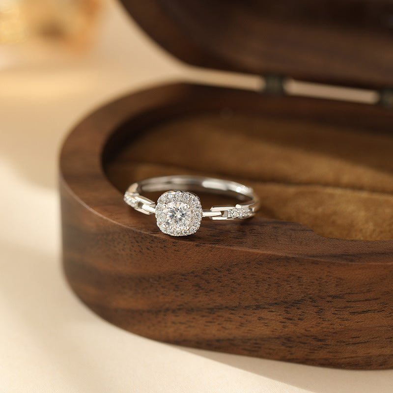 Eleganter 990 Feinsilberring mit funkelndem Zirkonia und modernem Kettendesign – stilvoller Eyecatcher für jeden Anlass
