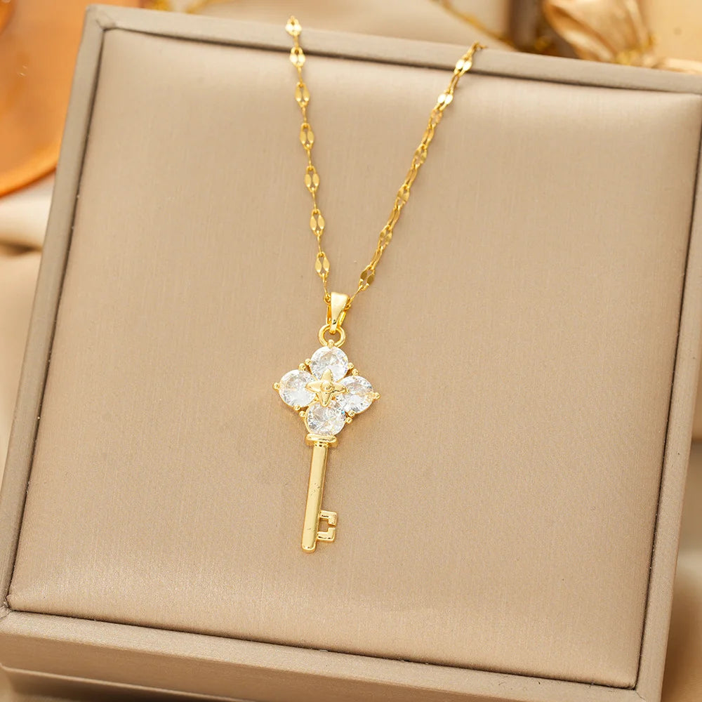 Goldene Halskette "Alice" aus Titanstahl mit einem funkelnden Schlüsselanhänger aus Zirkonia