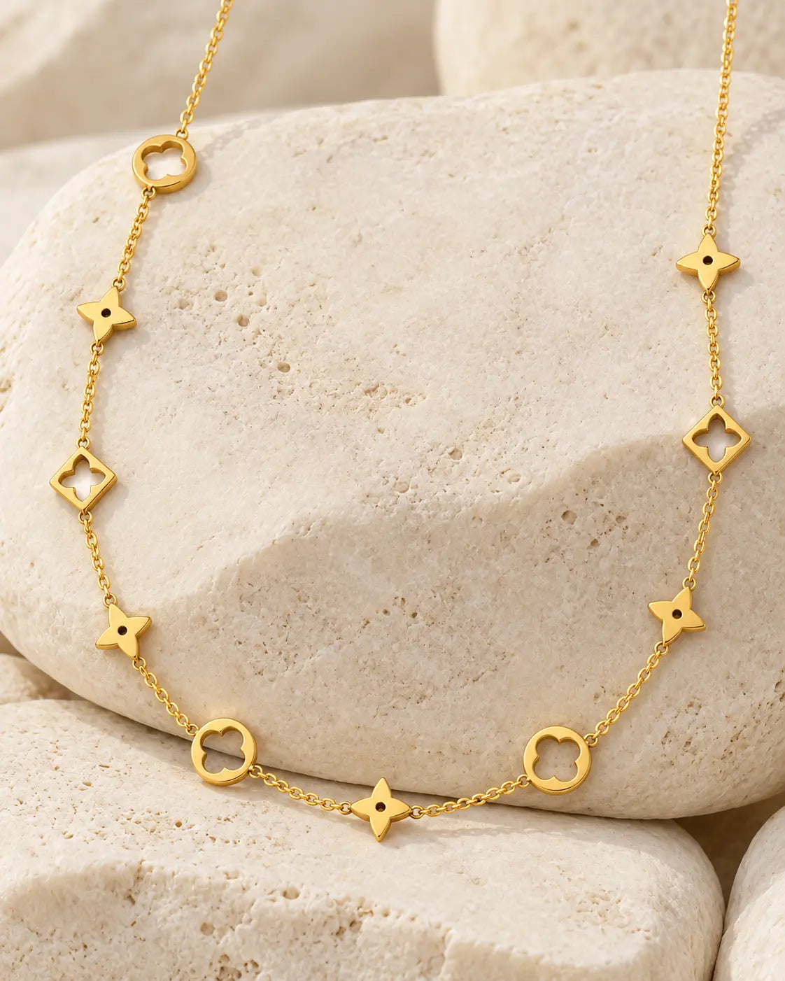 Alina goldene Kleeblatt Stern Halskette aus wasserfestem Edelstahl