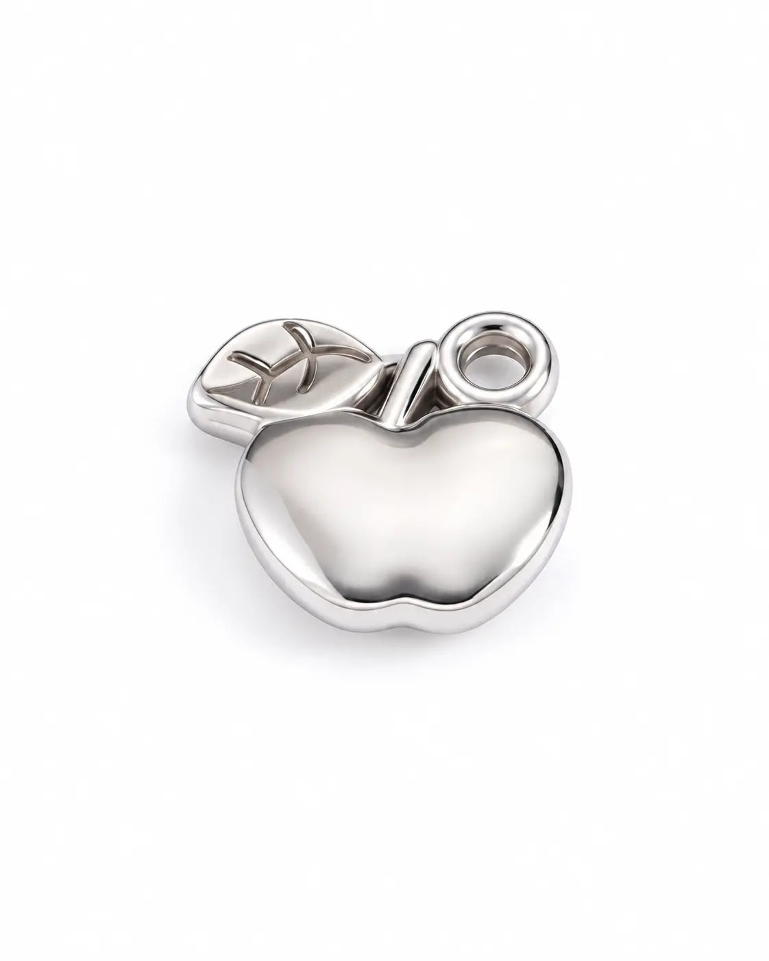 Silberfarbener Alma Apfel Charm aus Edelstahl mit glänzender Oberfläche und Blattdetail auf Weiß