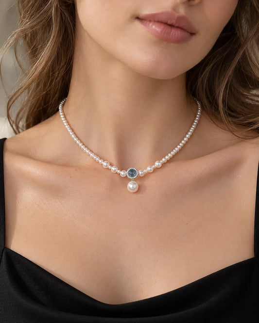 Aqua Grace Perlenkette mit blauem Mittelstein und Perlenanhänger am Hals