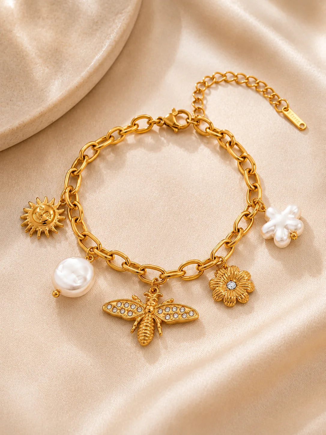 Biene Charm Armband aus 18K vergoldetem Titanstahl mit Sonnen-, Bienen-, Blumen- und Perlen-Anhängern an einer Gliederkette