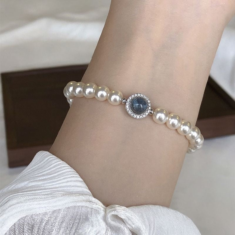 Luxuriöses Armband mit glänzenden Swarovski Kristallperlen und einem runden Aquamarin-Zentrum, eingefasst in 925er Silber