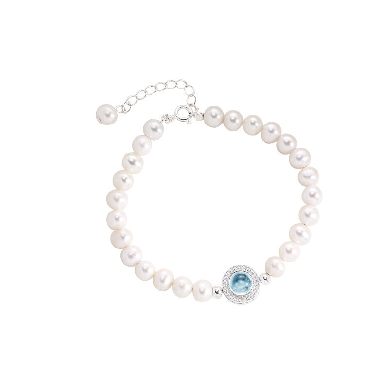 Luxuriöses Armband mit glänzenden Swarovski Kristallperlen und einem runden Aquamarin-Zentrum, eingefasst in 925er Silber