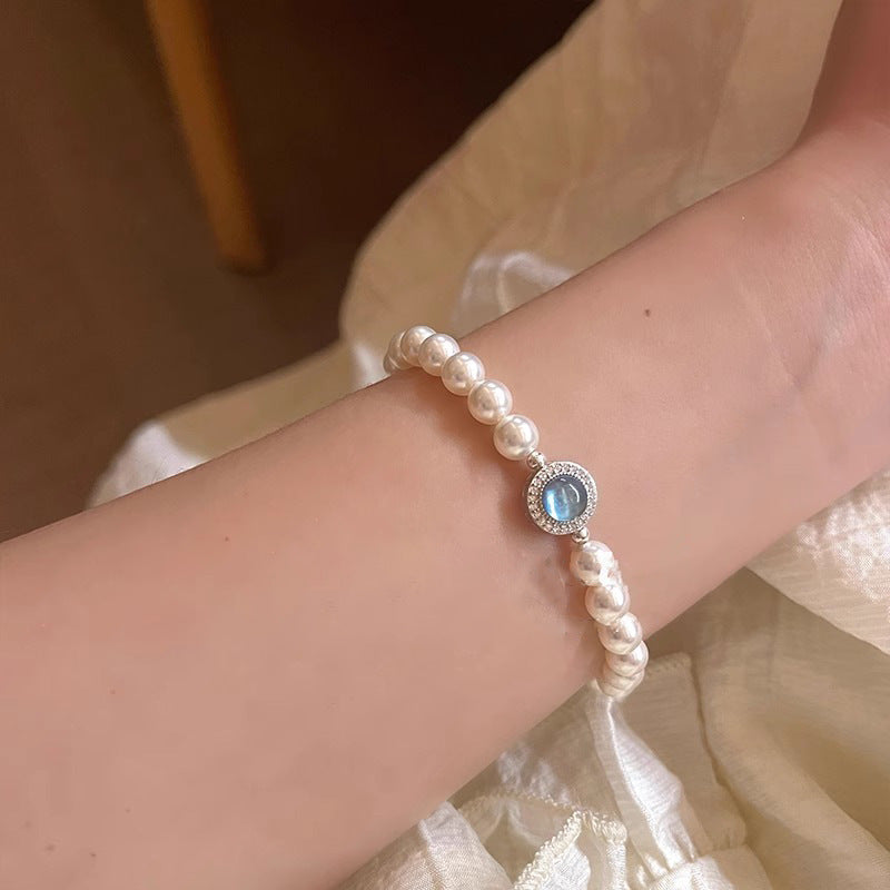 Luxuriöses Armband mit glänzenden Swarovski Kristallperlen und einem runden Aquamarin-Zentrum, eingefasst in 925er Silber