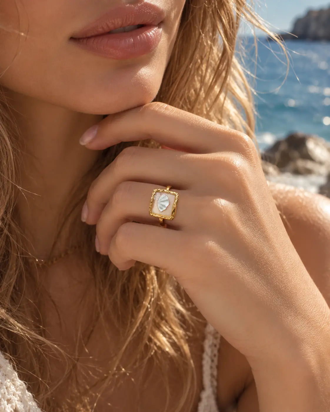 Perlmutt Muschel im transparenten Epoxidharz Ring im Detail
