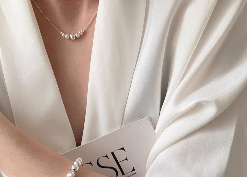 Moderne S925 Silber Schlangenkette mit sieben glänzenden strukturierten Perlen in Cat-Eye-Optik – eleganter Halsschmuck für Damen
