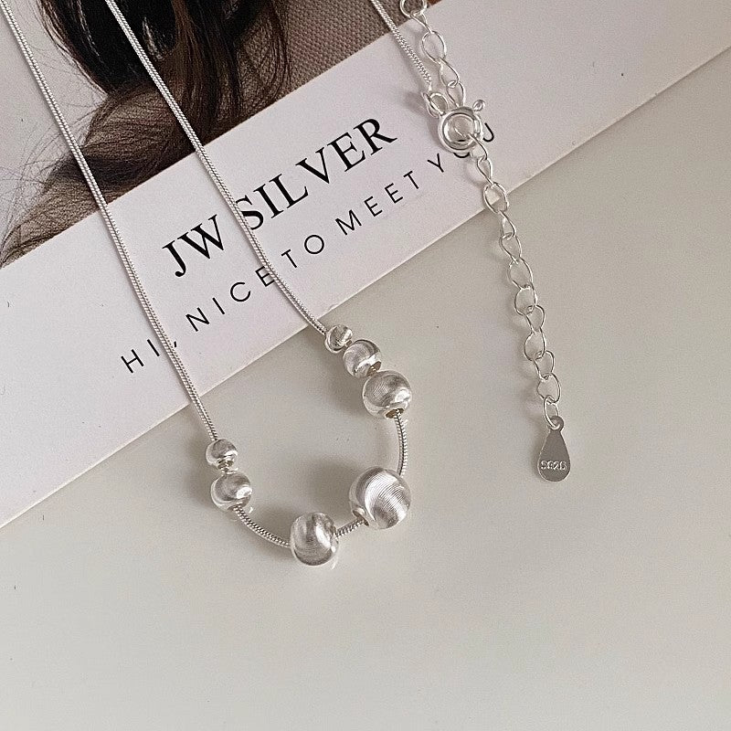 Moderne S925 Silber Schlangenkette mit sieben glänzenden strukturierten Perlen in Cat-Eye-Optik – eleganter Halsschmuck für Damen