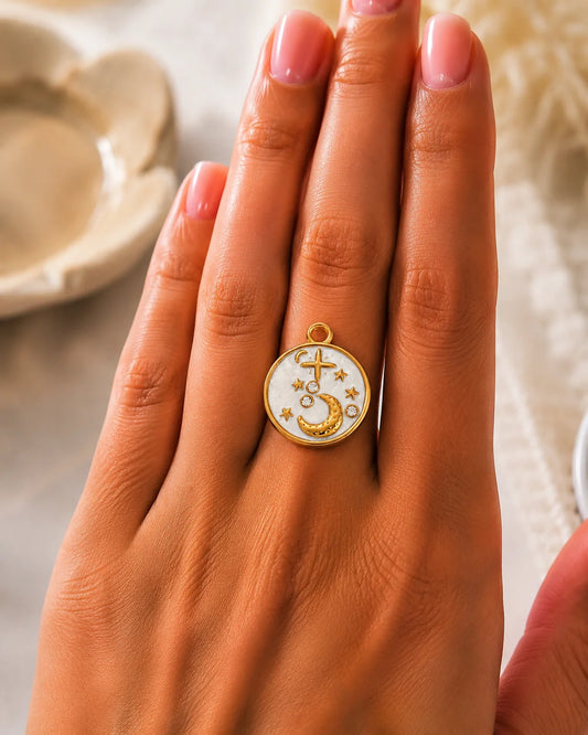 Runder, goldener Anhänger aus 18K vergoldetem Titanstahl mit weißer Emaille, verziert mit goldenen Mond- und Sternmotiven sowie Zirkonia-Kristallen für personalisierbare Armbänder und Ketten