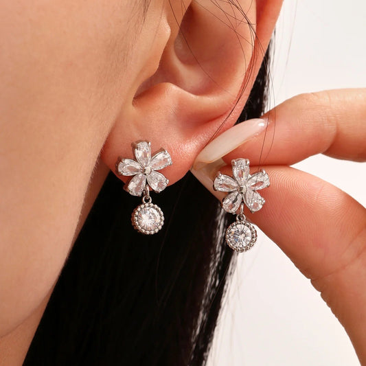 Detaillierte Celia's Golden Blossom Ohrstecker aus 18K vergoldetem Titanstahl mit funkelnden Zirkonia-Blütenblättern