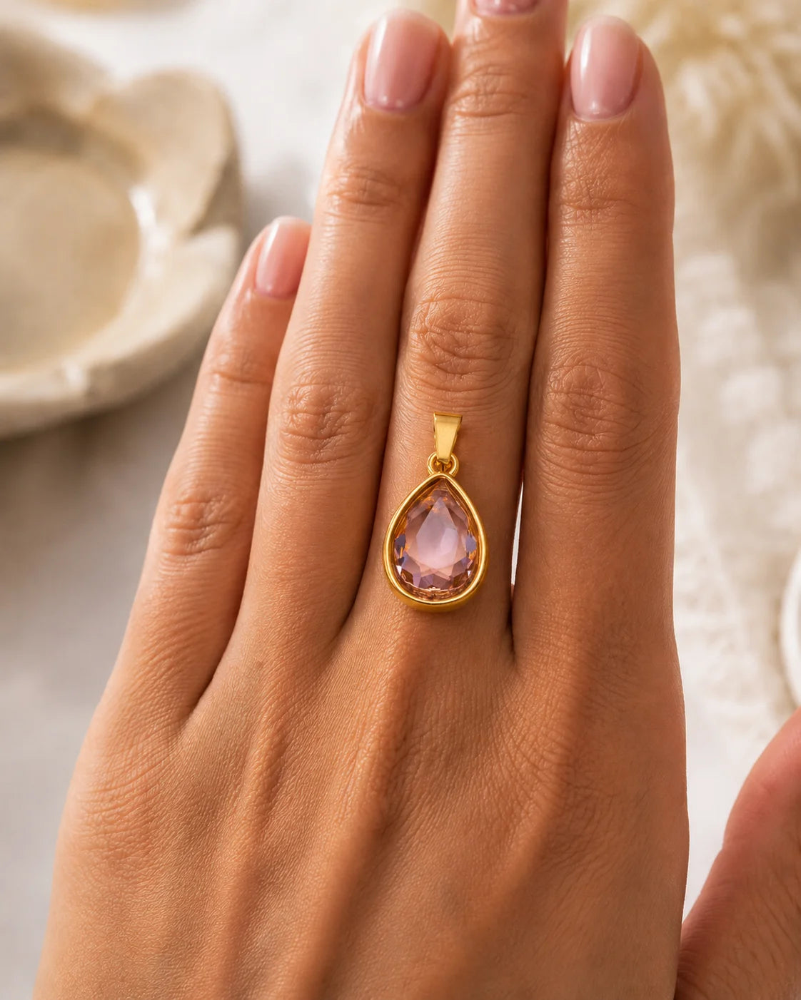 Goldener tropfenförmiger Anhänger aus 18K vergoldetem Titanstahl mit einem facettierten, rosafarbenen Zirkonia-Kristall für personalisierbare Armbänder und Ketten