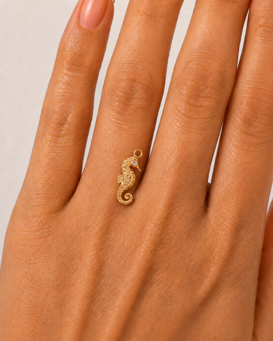 Goldener Anhänger aus 18K vergoldetem Titanstahl in Form eines detailreichen Seepferdchens mit einem Zirkonia-Kristall als Auge für personalisierbare Armbänder und Ketten