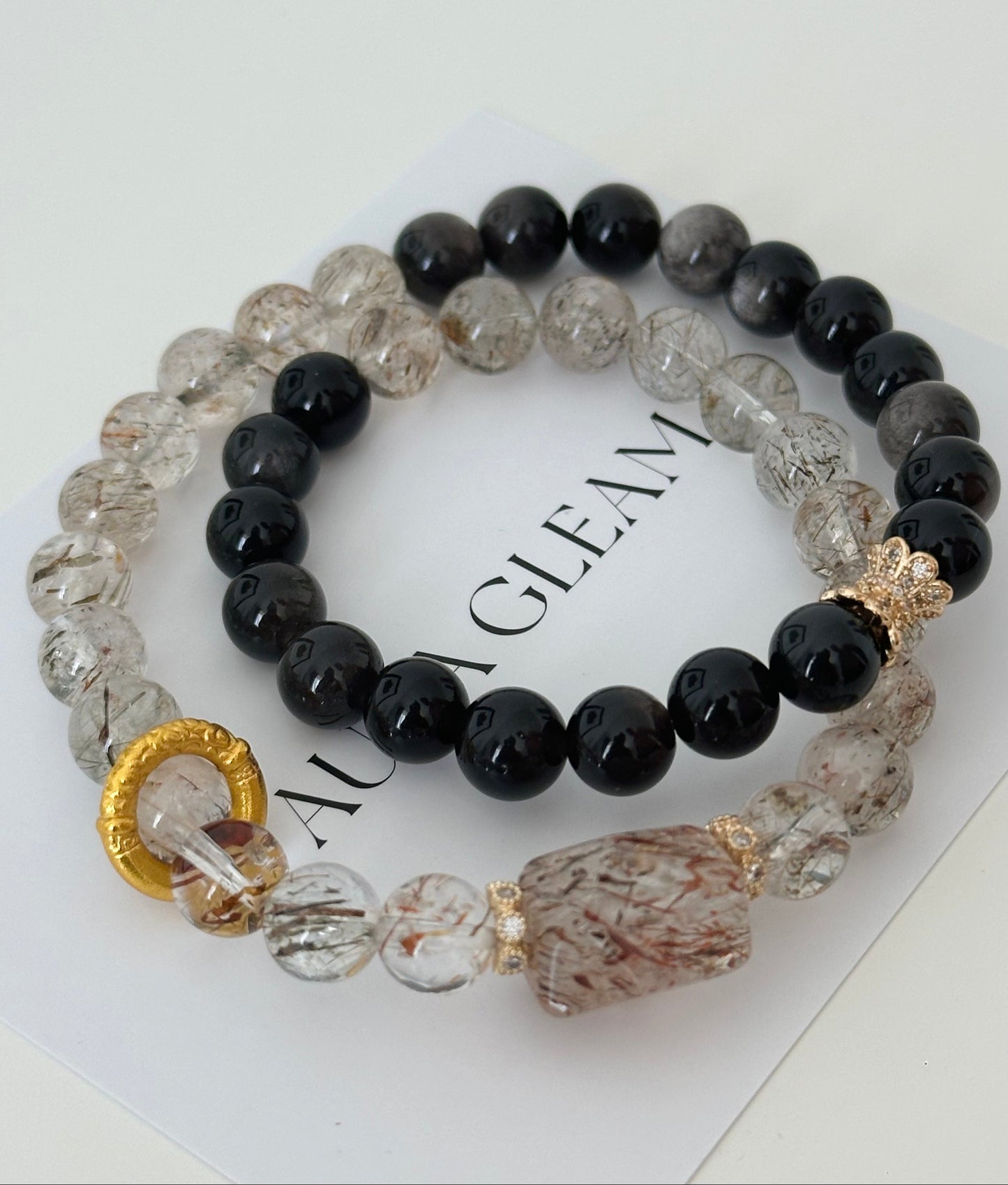 Doppel-Armband im Originaldesign aus Super Seven und schwarzem Goldobsidian, veredelt mit goldfarbenen Akzenten – kraftvolles und elegantes Schmuckstück