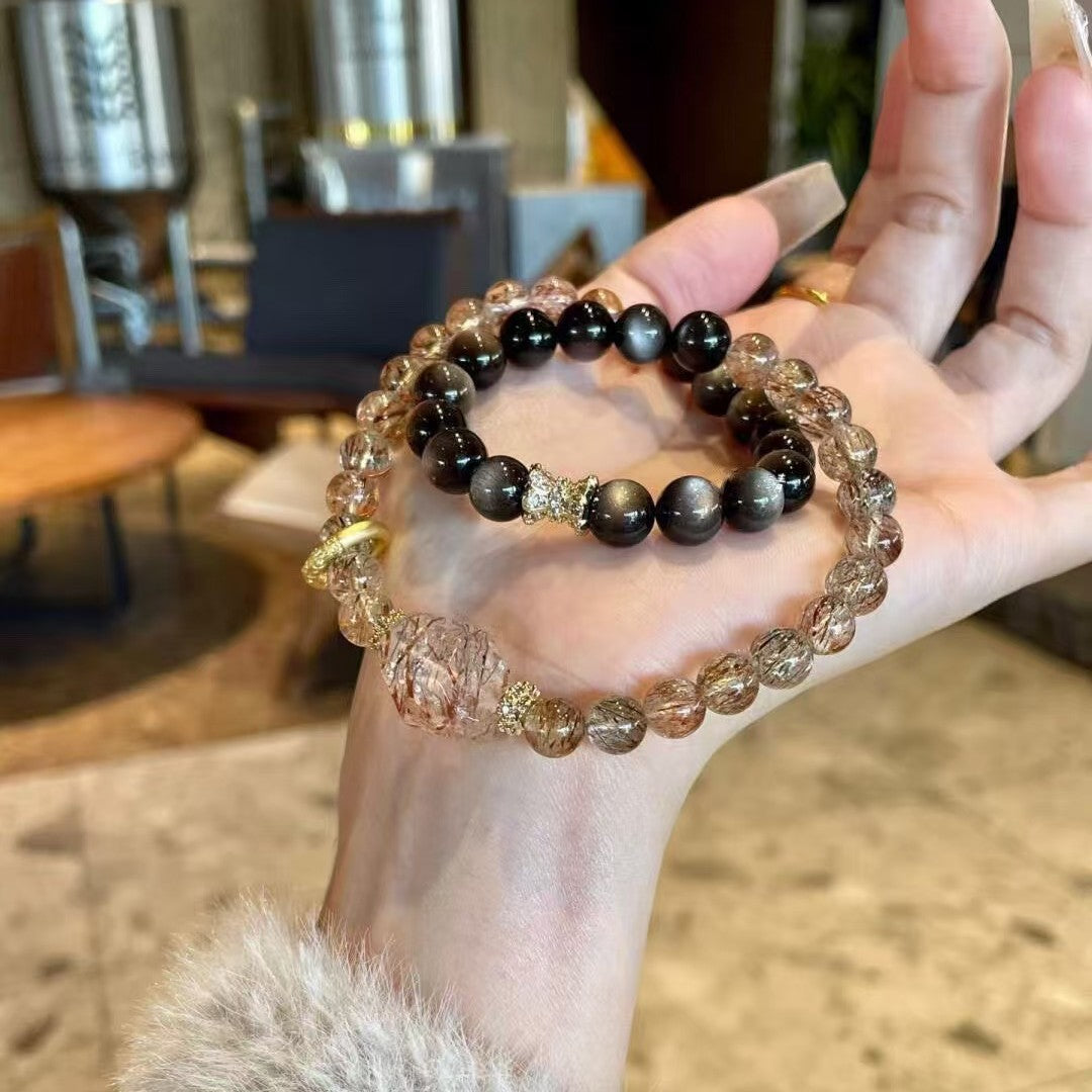 Doppel-Armband im Originaldesign aus Super Seven und schwarzem Goldobsidian, veredelt mit goldfarbenen Akzenten – kraftvolles und elegantes Schmuckstück