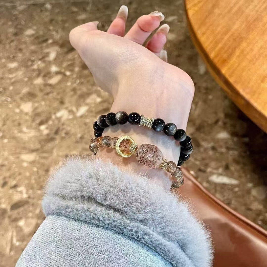 Doppel-Armband im Originaldesign aus Super Seven und schwarzem Goldobsidian, veredelt mit goldfarbenen Akzenten – kraftvolles und elegantes Schmuckstück