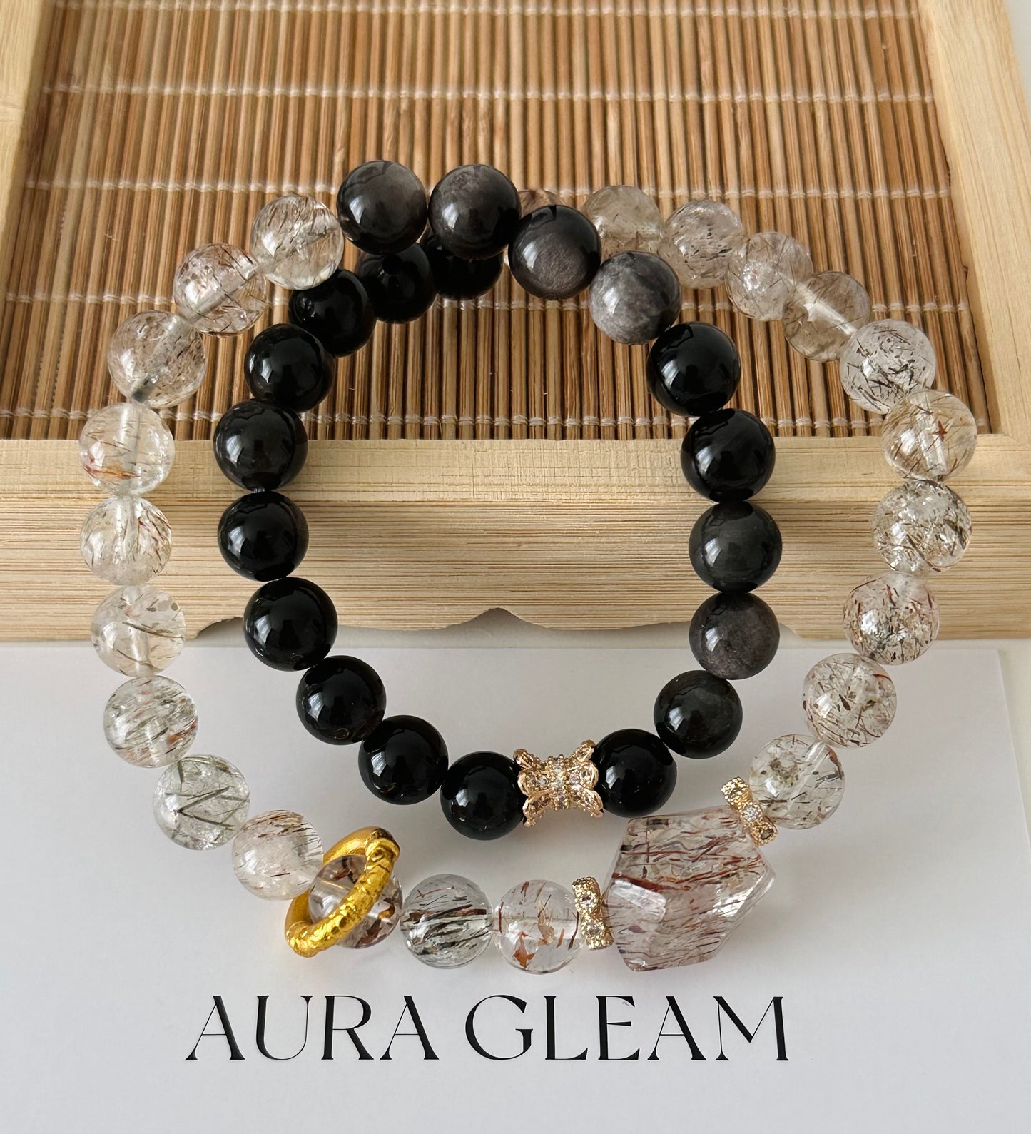 Doppel-Armband im Originaldesign aus Super Seven und schwarzem Goldobsidian, veredelt mit goldfarbenen Akzenten – kraftvolles und elegantes Schmuckstück
