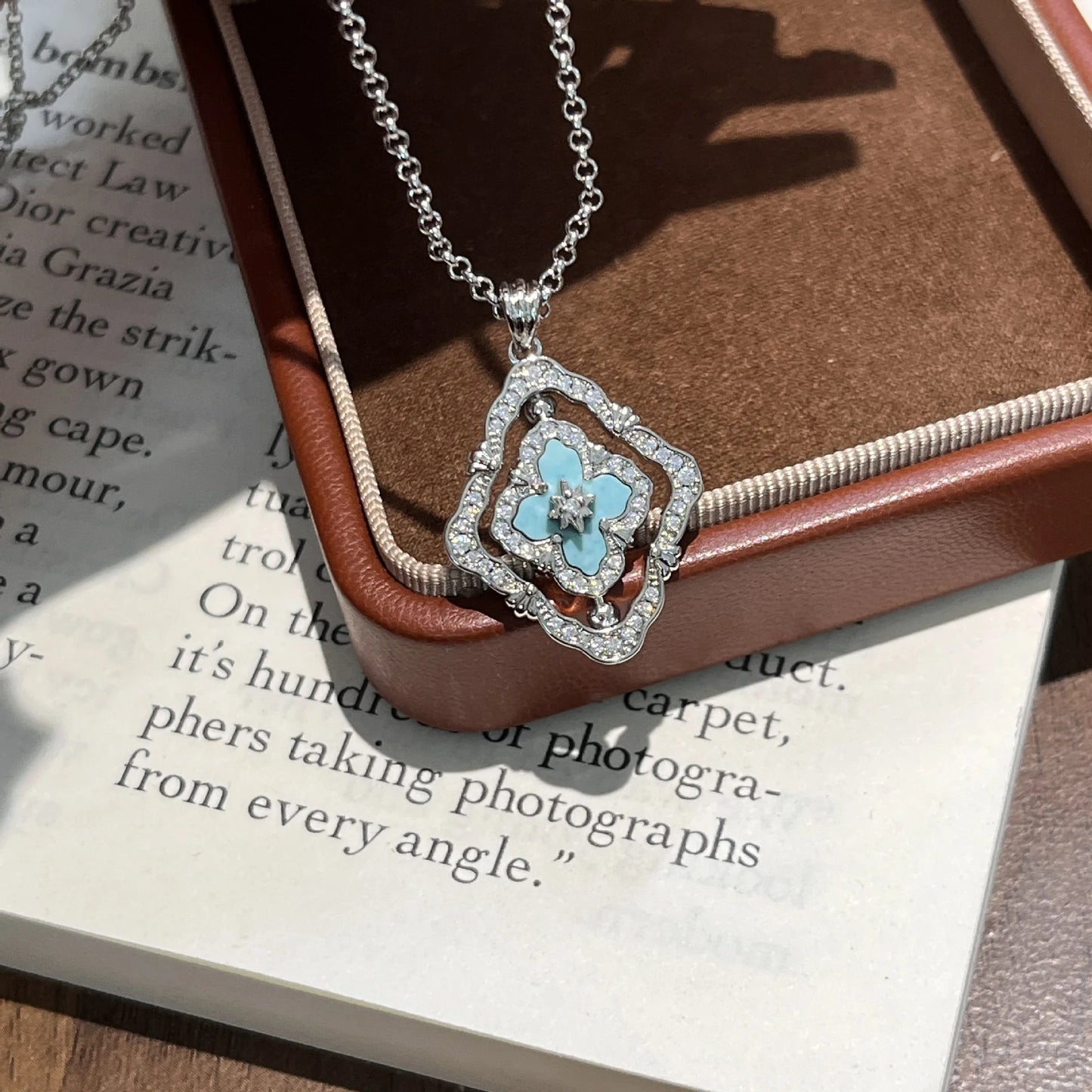 Goldene drehbare Halskette mit vierblättrigem Kleeblatt, rote Emaille und Zirkonia