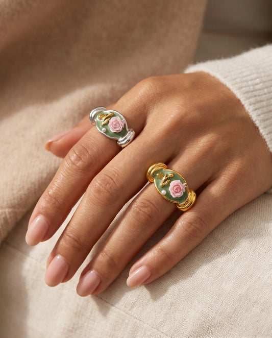 Detaillierter Elowen's Secret Garden Ring aus vergoldetem Edelstahl mit grüner Emaille, einer rosa Rose und einer Perle