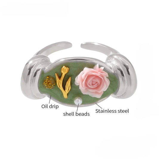 Detaillierter Elowen's Secret Garden Ring aus vergoldetem Edelstahl mit grüner Emaille, einer rosa Rose und einer Perle