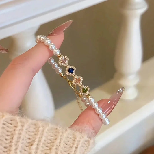 Mina's Farbstern-Perlenarmband in Gold und Silber mit vier verschiedenfarbigen Zirkonia-Quadraten und weißen Kunstperlen