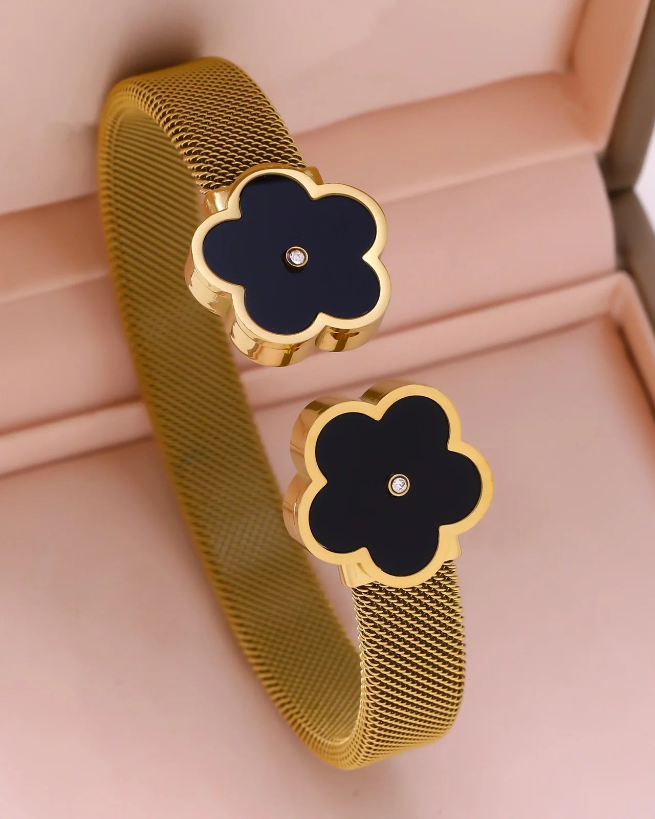 Goldener Titanstahl-Armreif "Fiona" mit Mesh-Struktur und Blumen-Enden in Schwarz und Weiß, massiv 28g