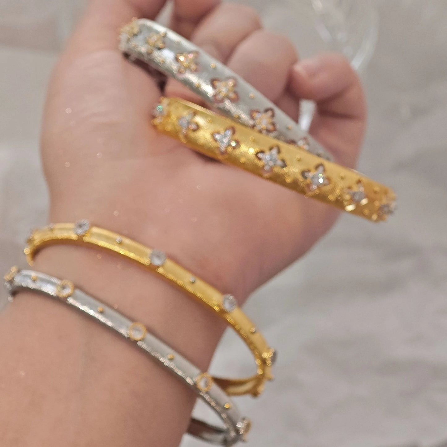 Goldener offener Armreif mit vierblättrigem Kleeblattmuster und Zirkonia, gebürstete Oberfläche, Vintage-Stil