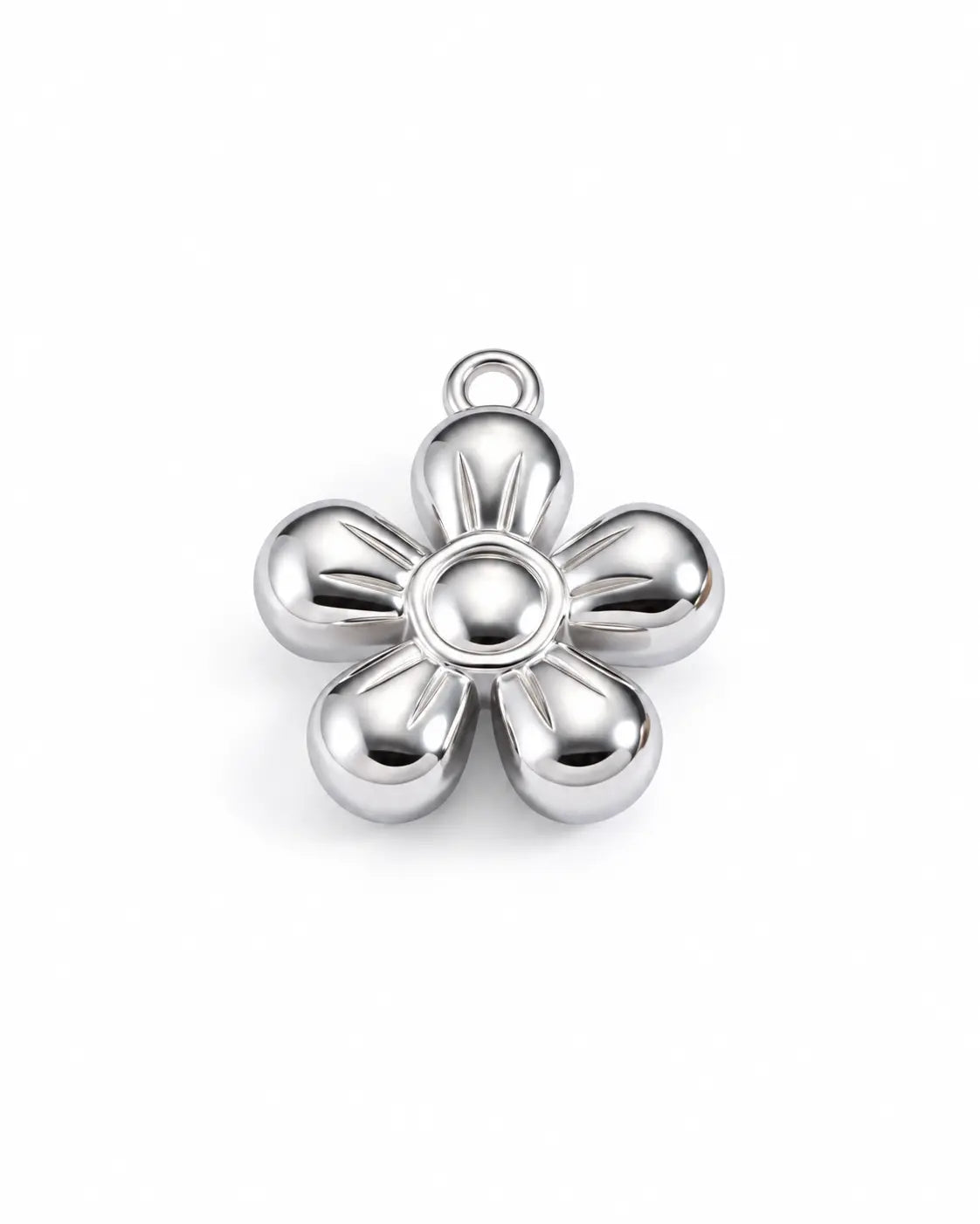 Silberfarbener Flora Blumen Charm aus Edelstahl mit fünf Blütenblättern auf weißem Hintergrund
