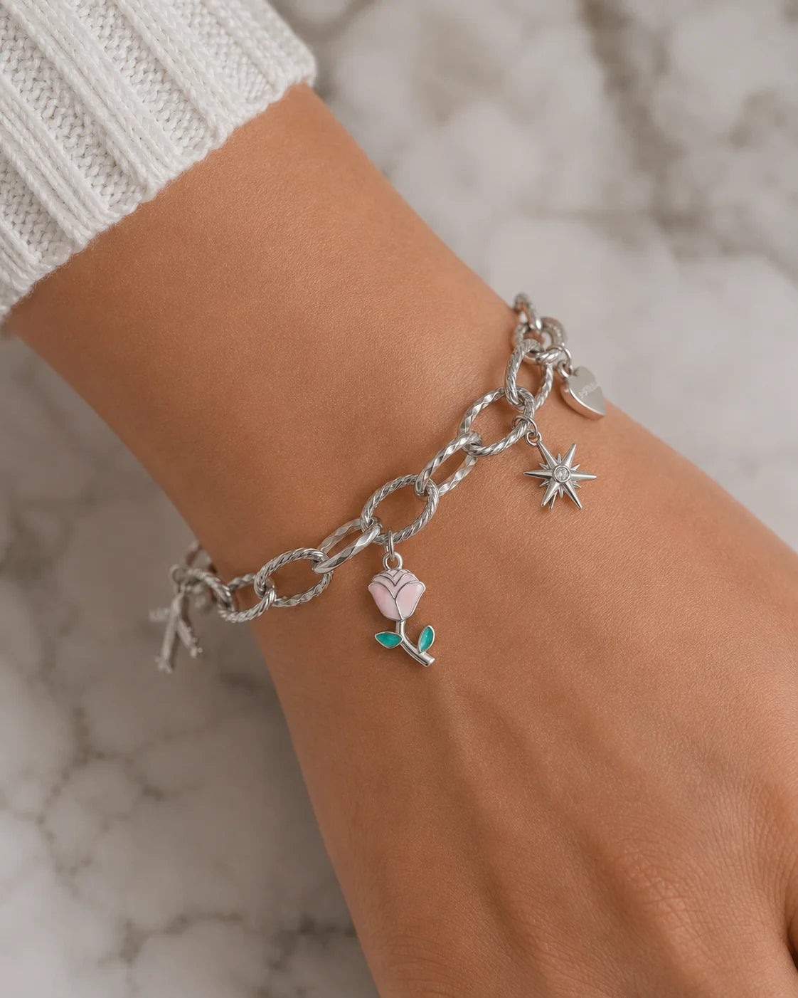 Silberner Anhänger aus reinem Titanstahl in Form einer Rose mit zartrosa und türkisgrüner Emaille für personalisierbare Armbänder und Ketten