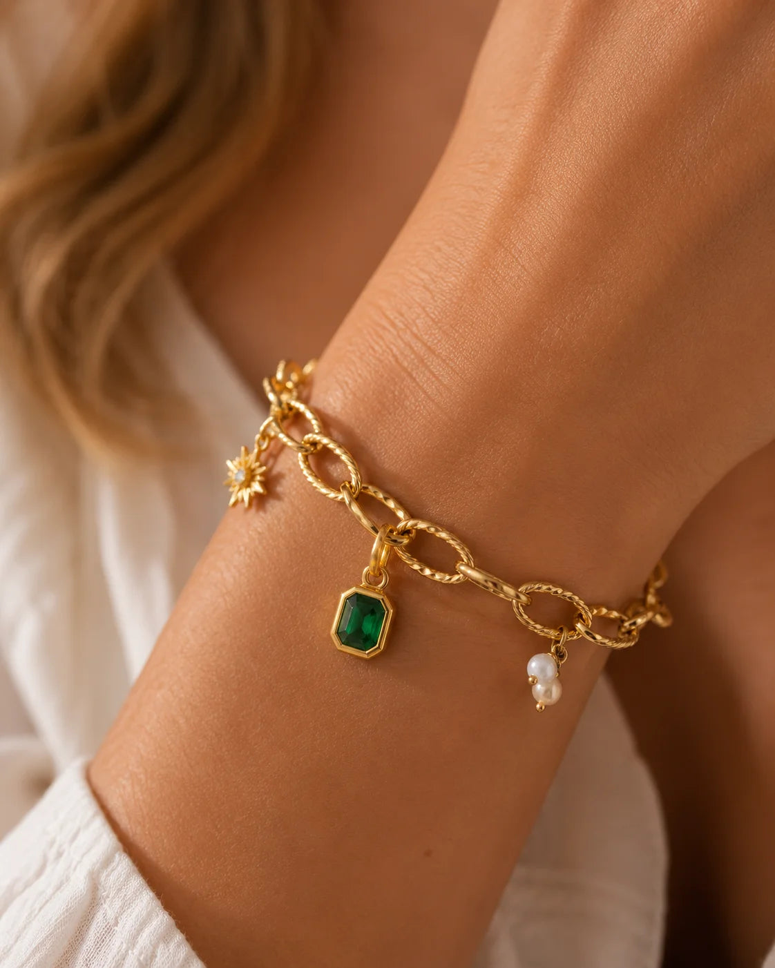Goldener Anhänger aus 18K vergoldetem Titanstahl mit einem rechteckigen, grünen Katzenaugen-Stein für personalisierbare Armbänder und Ketten