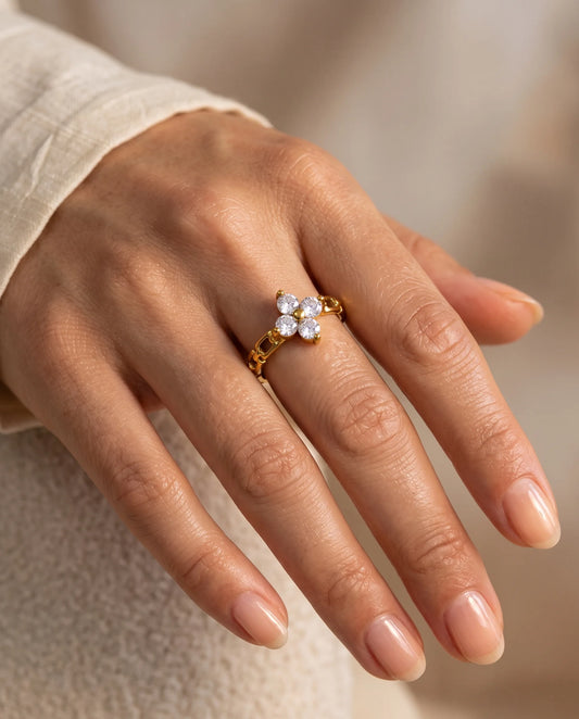 Frau trägt vergoldeten Kleeblatt Ring mit Zirkonia