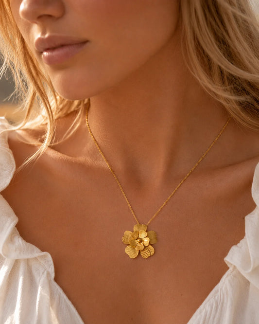 Großer, mehrlagiger goldener Blumen-Anhänger aus 18K vergoldetem Titanstahl mit geriffelter Textur für personalisierbare Armbänder und Ketten