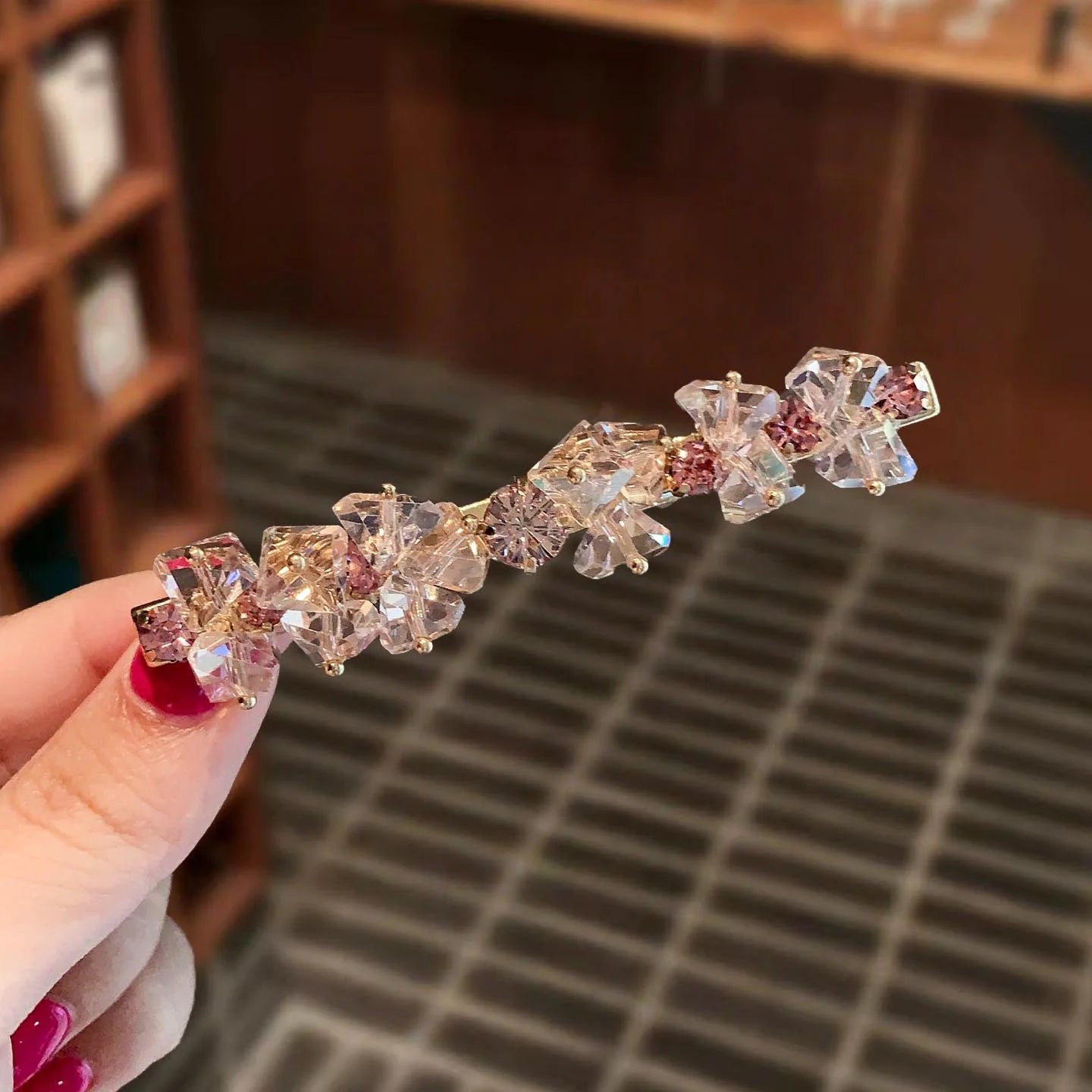 Handgefertigte goldene Haarspange "Lina" mit funkelnden rosa und klaren Kristallen in geometrischer Anordnung