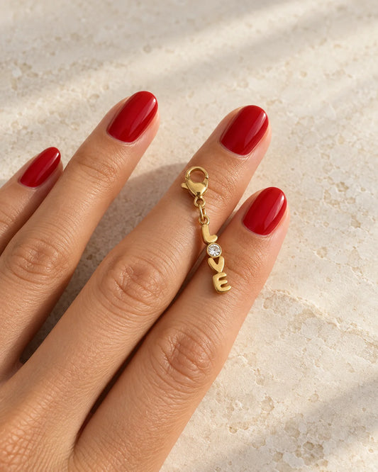 Goldener LOVE Charm aus 18K-vergoldetem Edelstahl mit Herz, klarem Schmuckstein und Karabinerverschluss