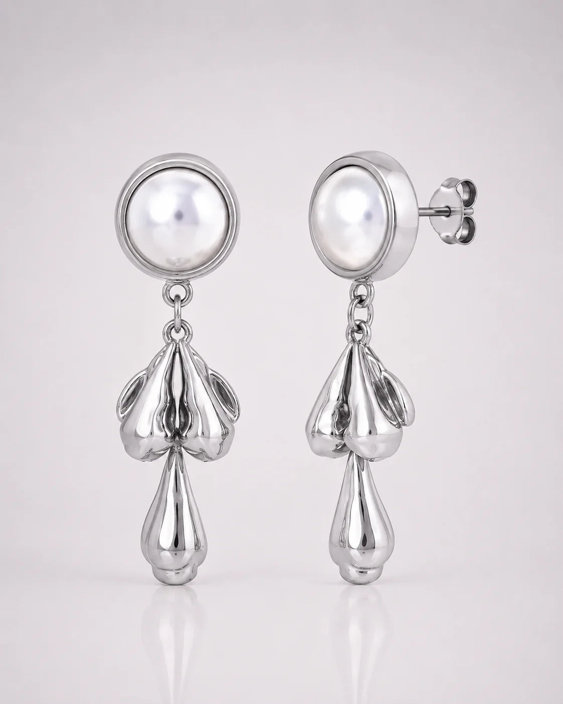 Massive Luna's Pearl Cascade Earrings aus vergoldetem Titanstahl und Silber mit großen Perlen und Anhängern in geschmolzener Metall-Optik
