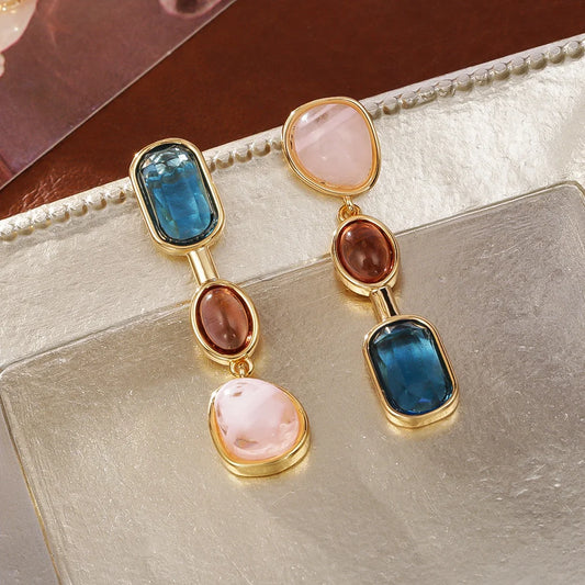 Moderne asymmetrische Lyra's Pastel Echo Ohrringe aus Titanstahl mit bunten Kristall- und Glassteinen