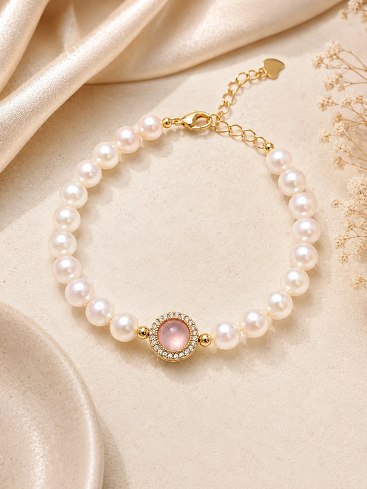 Exklusives Malia's Morgentau-Schimmer Armband mit natürlichen rosa Süßwasserperlen und glänzendem Chalcedon-Anhänger
