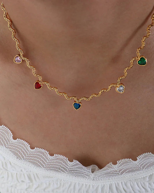 Farbenfrohe Maya's Rainbow Heart Halskette aus 18K vergoldetem Titanstahl mit fünf bunten Zirkonia-Herzen