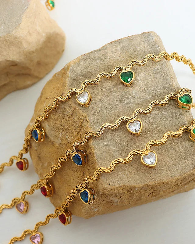 Farbenfrohe Maya's Rainbow Heart Halskette aus 18K vergoldetem Titanstahl mit fünf bunten Zirkonia-Herzen