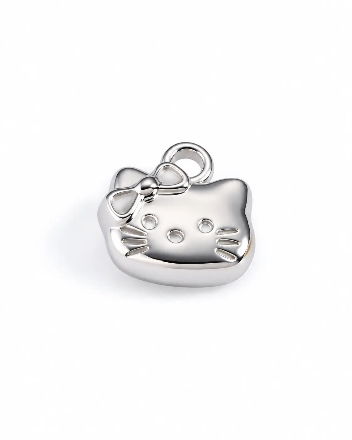 Silberfarbener Mimi Katzen Charm aus Edelstahl mit Schleife und glänzender Oberfläche auf Weiß
