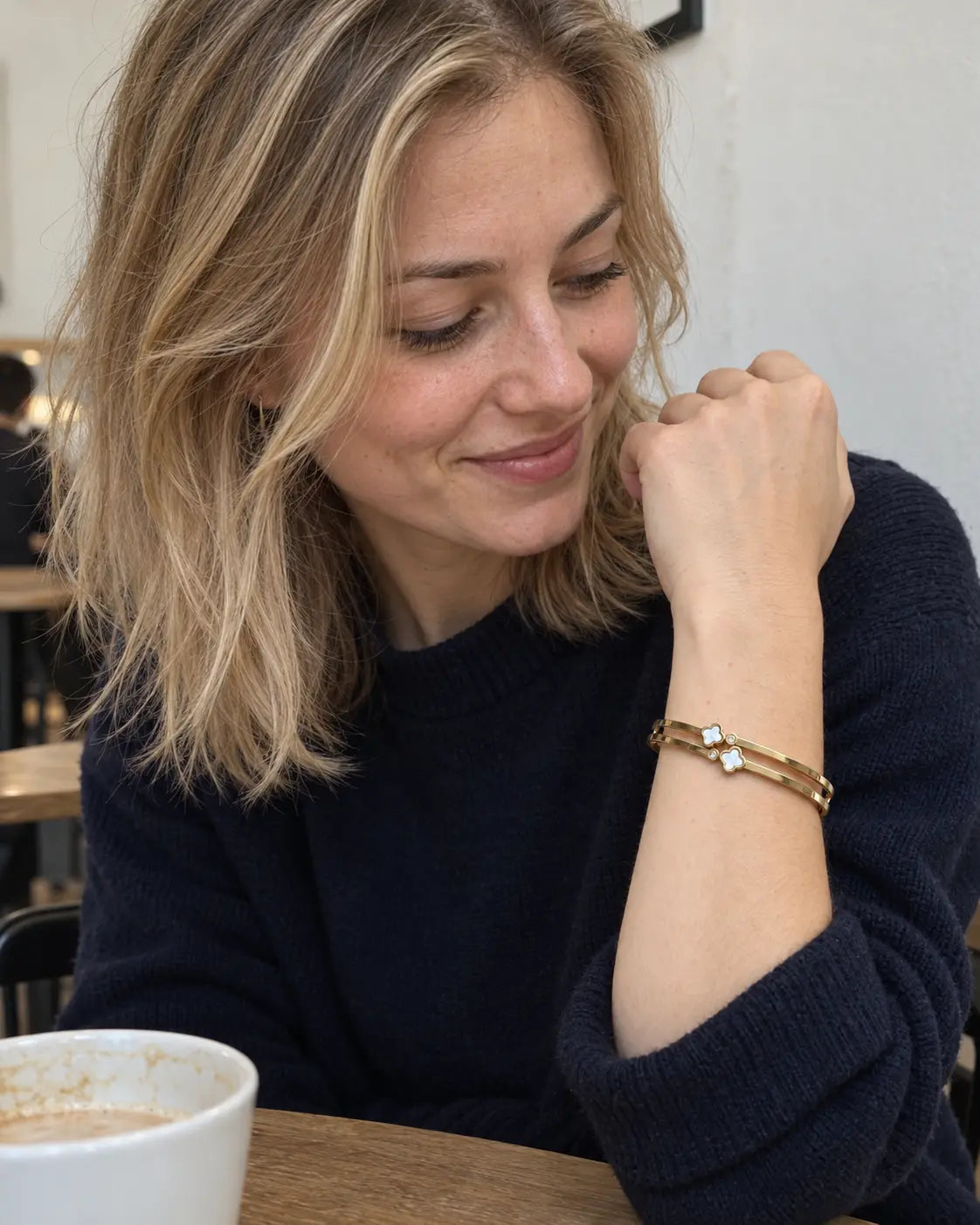 Nalia wasserfester Kleeblatt Armreif mit Doppelband getragen
