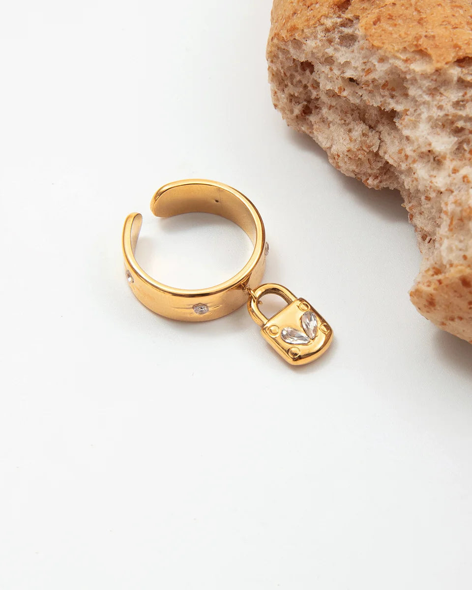 Vergoldeter Nora Schloss Ring mit Zirkonia Anhänger auf hellem Hintergrund