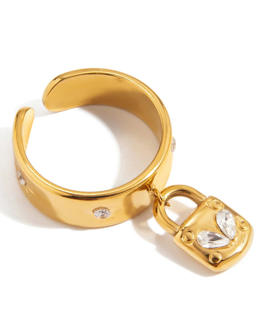 Goldener, breiter Edelstahl-Ring "Nora" mit Stern-Gravuren und einem hängenden Herz-Schloss-Charm